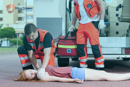 Девушке оказывают помощь медики